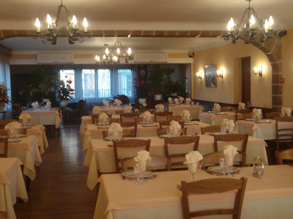 Hotel Restaurant Anglade Le Nayrac Exterior photo
